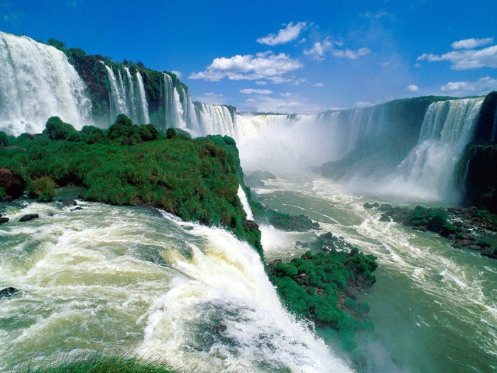 Thác Iguazu nằm trên biên giới giữa Bang Paraná của Brazin và tỉnh Misiones của Argentina, và được bao quanh bởi hai Công viên Quốc gia của hai quốc gia này.